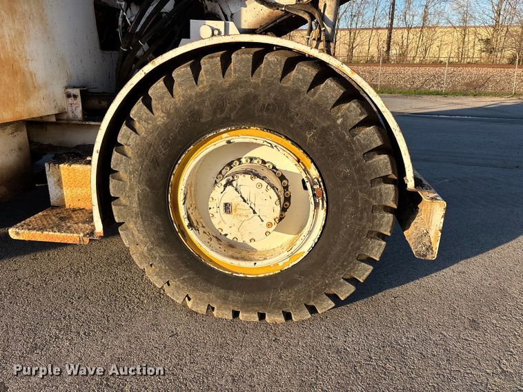 image for item DT0084 2006 Roadtec MTV-1000C material transfer vehicle