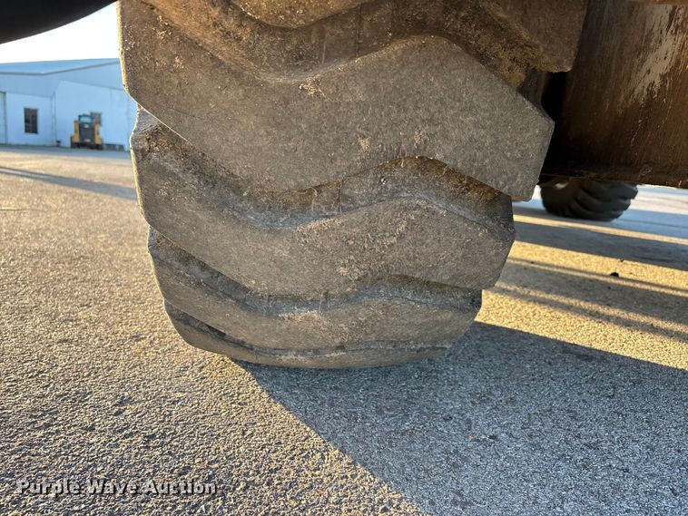 image for item DT0084 2006 Roadtec MTV-1000C material transfer vehicle