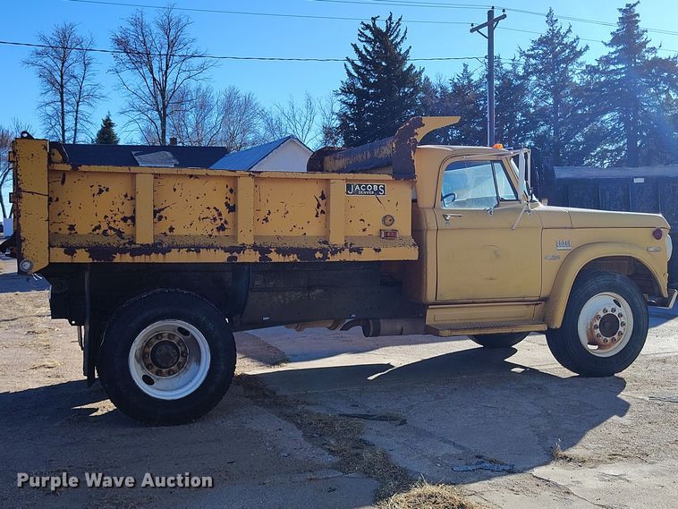 image for item DT0975 1973 Dodge D600 dump truck