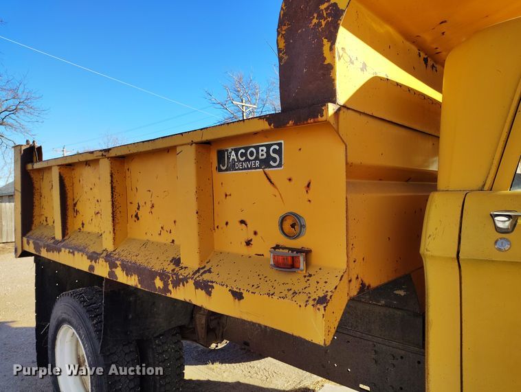 image for item DT0975 1973 Dodge D600 dump truck