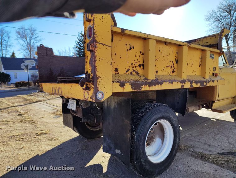 image for item DT0975 1973 Dodge D600 dump truck