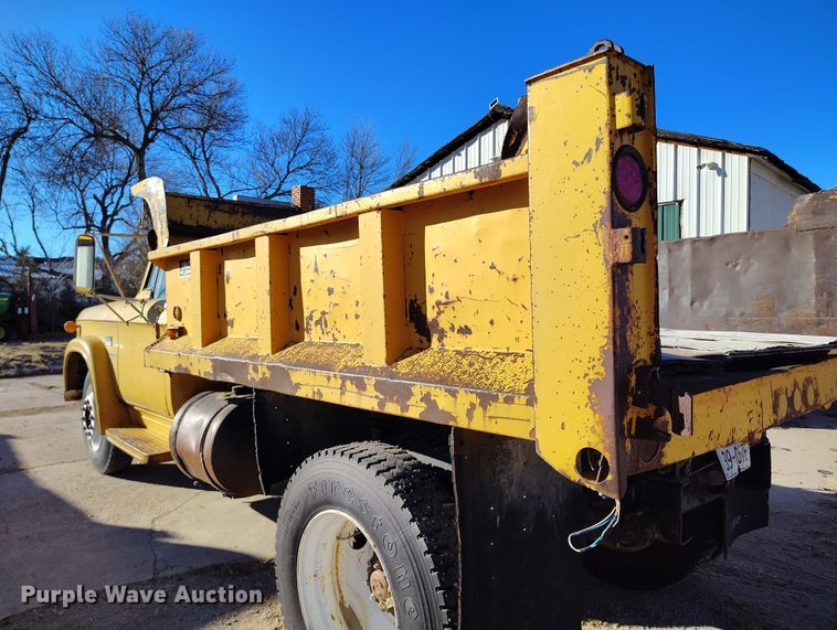 image for item DT0975 1973 Dodge D600 dump truck