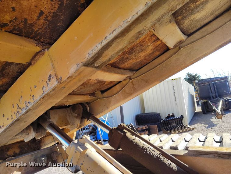 image for item DT0983 1991 Morooka MST-2200 track carrier