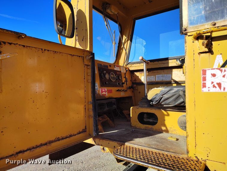 image for item DT0983 1991 Morooka MST-2200 track carrier