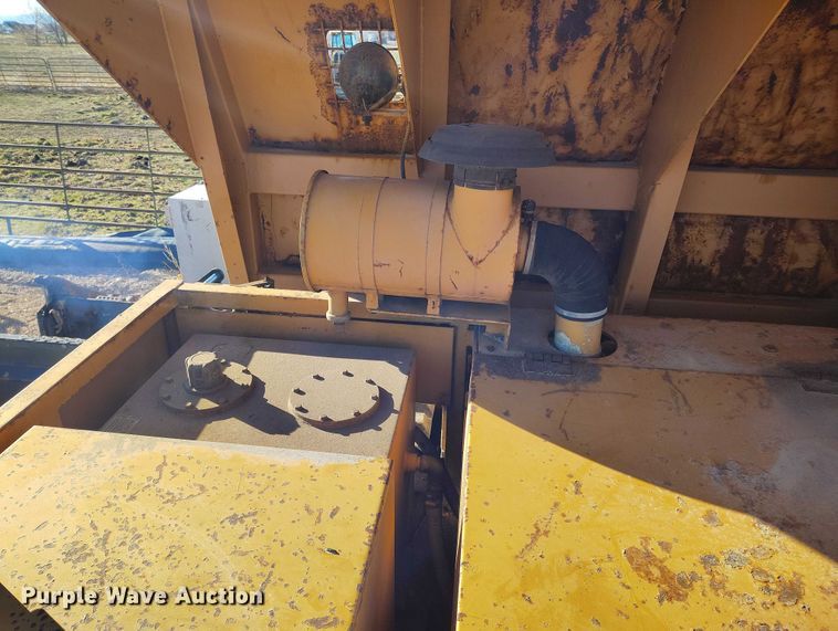 image for item DT0983 1991 Morooka MST-2200 track carrier