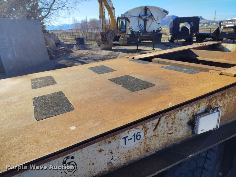 image for item DT0985 1995 Dakota Manufacturing Co. Trail-Eze lowboy equipment trailer