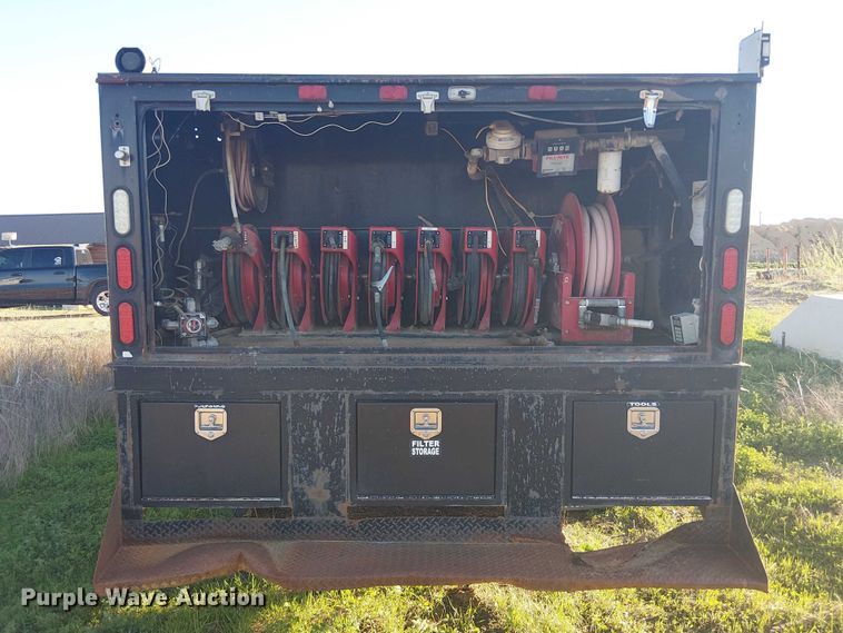 image for item DU3048 2001 Chevrolet C7500 fuel / lube truck