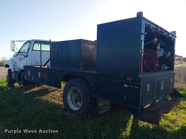 image for item DU3048 2001 Chevrolet C7500 fuel / lube truck