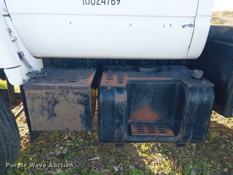 image for item DU3048 2001 Chevrolet C7500 fuel / lube truck