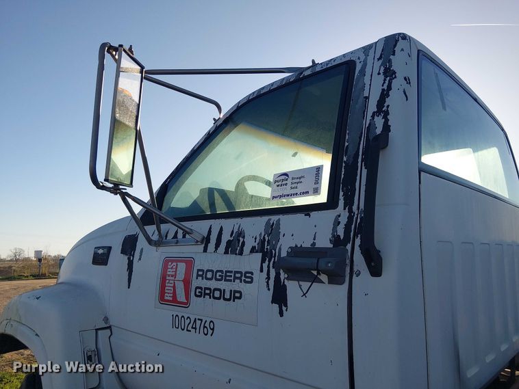 image for item DU3048 2001 Chevrolet C7500 fuel / lube truck