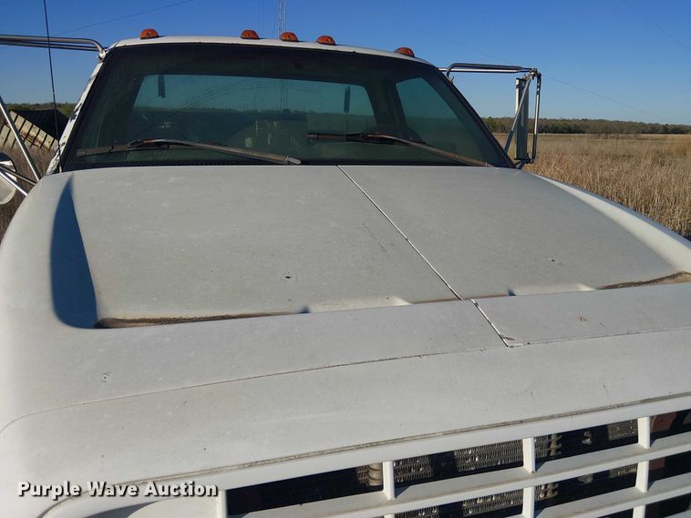 image for item DU3048 2001 Chevrolet C7500 fuel / lube truck