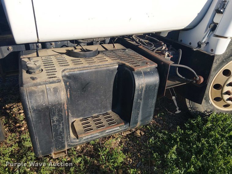 image for item DU3048 2001 Chevrolet C7500 fuel / lube truck