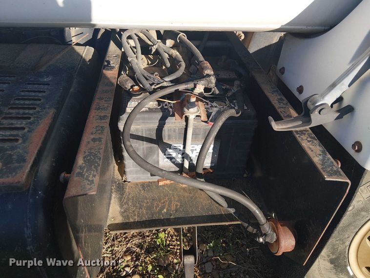 image for item DU3048 2001 Chevrolet C7500 fuel / lube truck