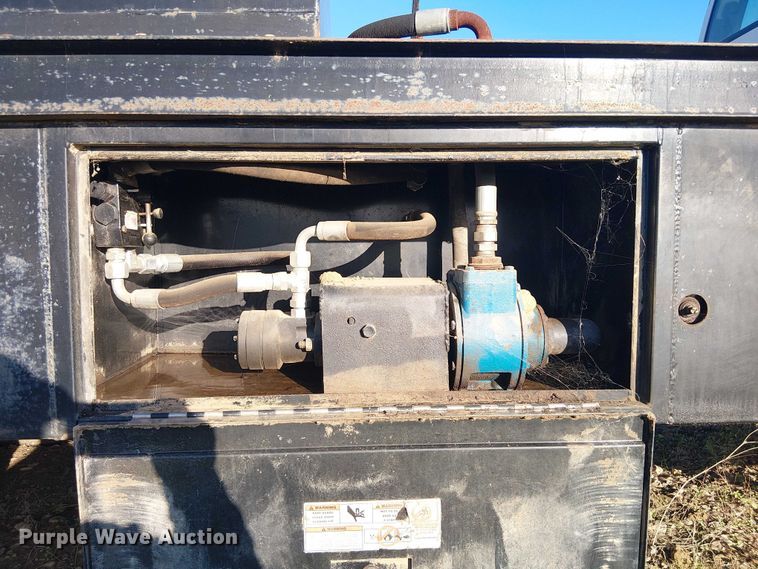 image for item DU3048 2001 Chevrolet C7500 fuel / lube truck