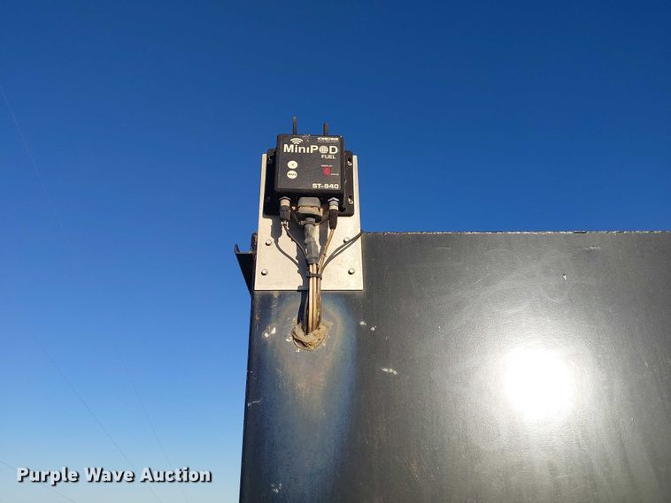 image for item DU3048 2001 Chevrolet C7500 fuel / lube truck