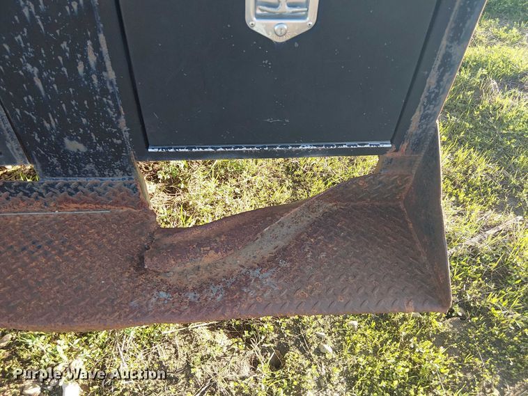 image for item DU3048 2001 Chevrolet C7500 fuel / lube truck