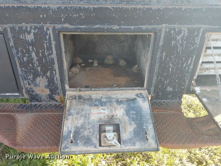 image for item DU3048 2001 Chevrolet C7500 fuel / lube truck