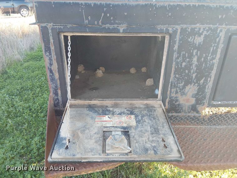 image for item DU3048 2001 Chevrolet C7500 fuel / lube truck