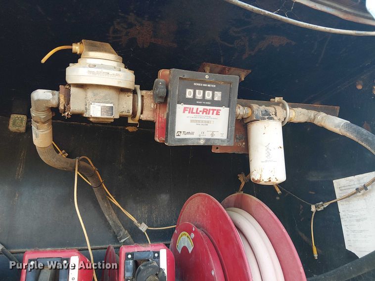 image for item DU3048 2001 Chevrolet C7500 fuel / lube truck