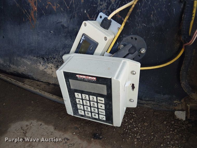 image for item DU3048 2001 Chevrolet C7500 fuel / lube truck