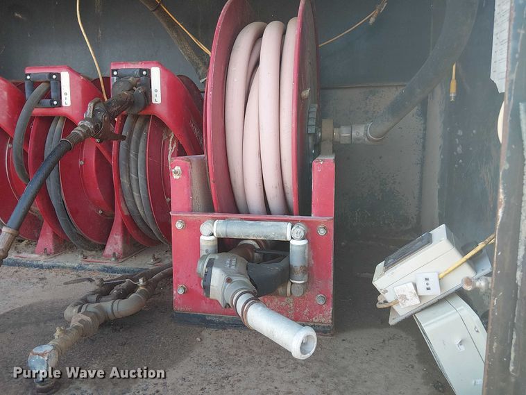 image for item DU3048 2001 Chevrolet C7500 fuel / lube truck