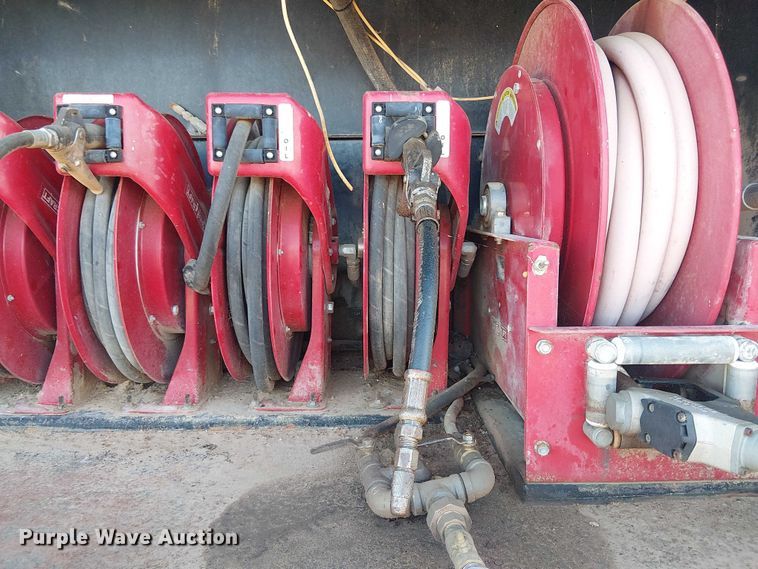 image for item DU3048 2001 Chevrolet C7500 fuel / lube truck