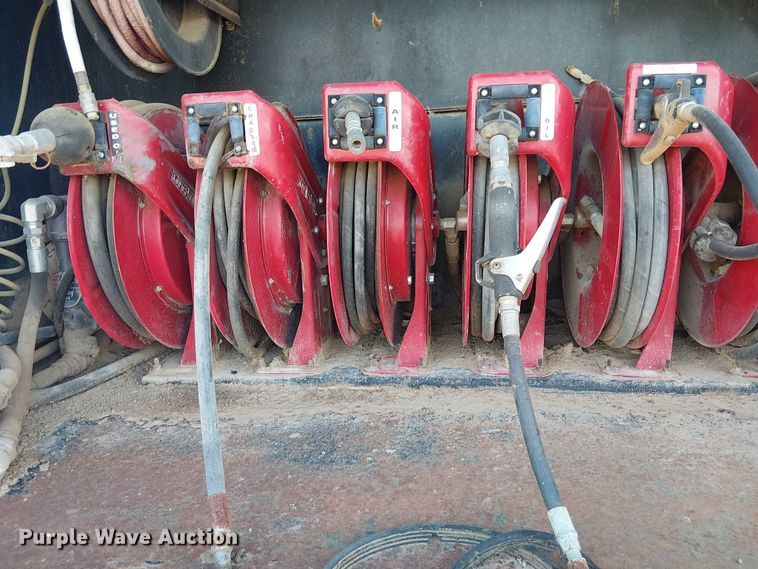 image for item DU3048 2001 Chevrolet C7500 fuel / lube truck