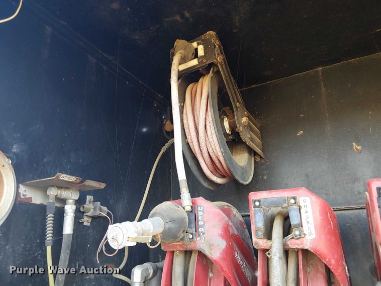 image for item DU3048 2001 Chevrolet C7500 fuel / lube truck