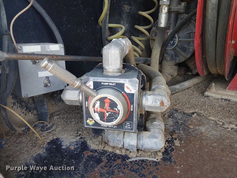 image for item DU3048 2001 Chevrolet C7500 fuel / lube truck