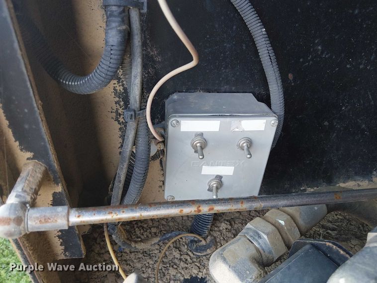 image for item DU3048 2001 Chevrolet C7500 fuel / lube truck