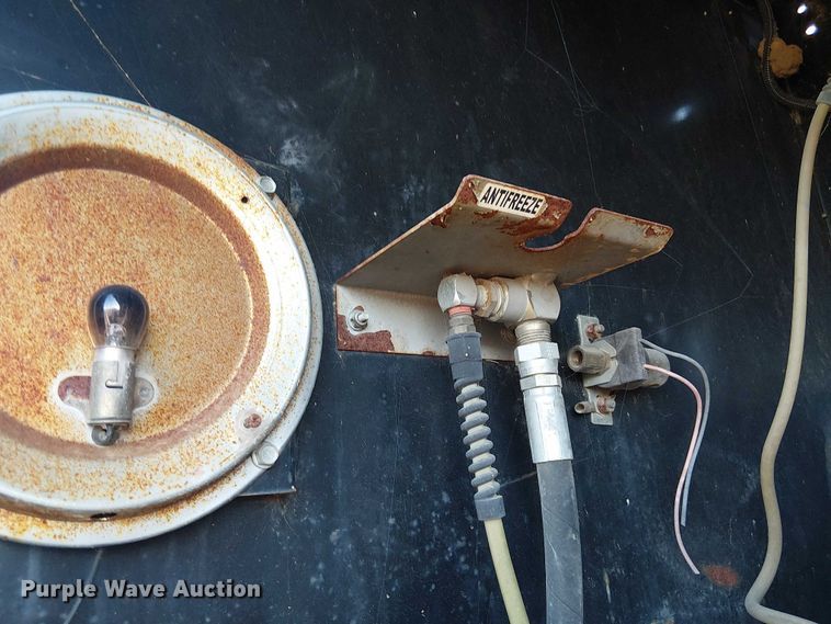 image for item DU3048 2001 Chevrolet C7500 fuel / lube truck