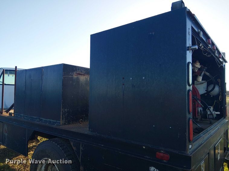 image for item DU3048 2001 Chevrolet C7500 fuel / lube truck