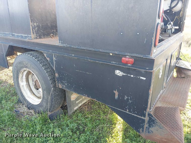 image for item DU3048 2001 Chevrolet C7500 fuel / lube truck