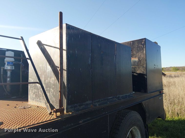 image for item DU3048 2001 Chevrolet C7500 fuel / lube truck