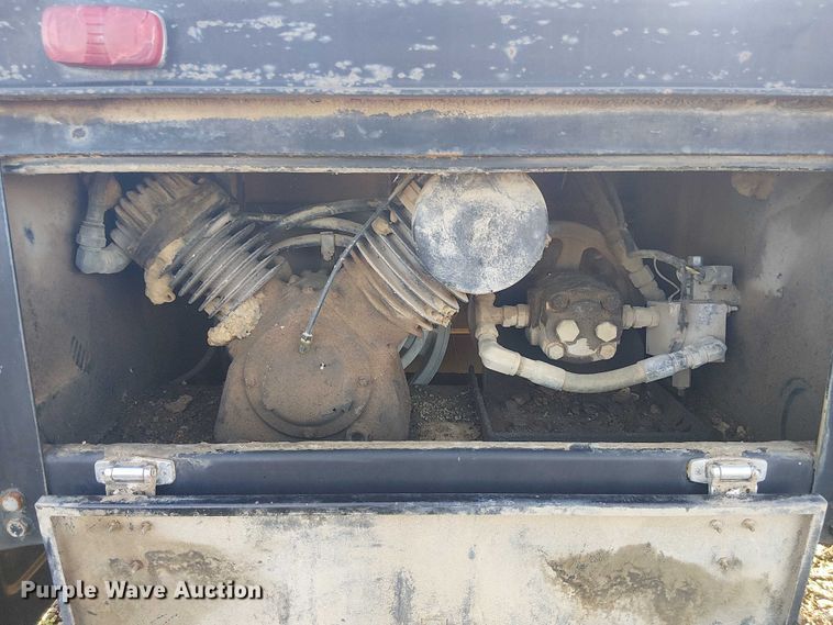 image for item DU3048 2001 Chevrolet C7500 fuel / lube truck