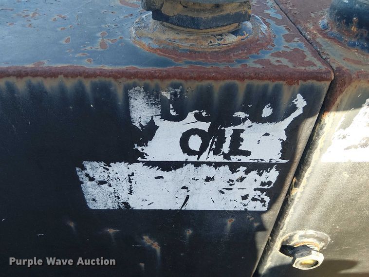 image for item DU3048 2001 Chevrolet C7500 fuel / lube truck