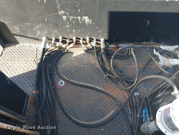 image for item DU3048 2001 Chevrolet C7500 fuel / lube truck