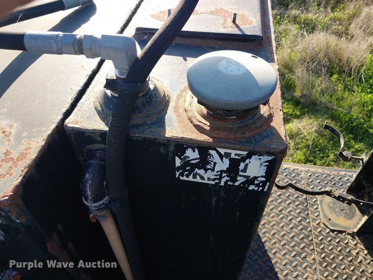 image for item DU3048 2001 Chevrolet C7500 fuel / lube truck