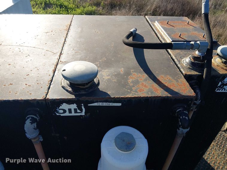 image for item DU3048 2001 Chevrolet C7500 fuel / lube truck