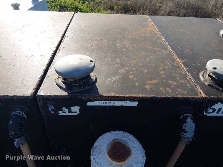 image for item DU3048 2001 Chevrolet C7500 fuel / lube truck