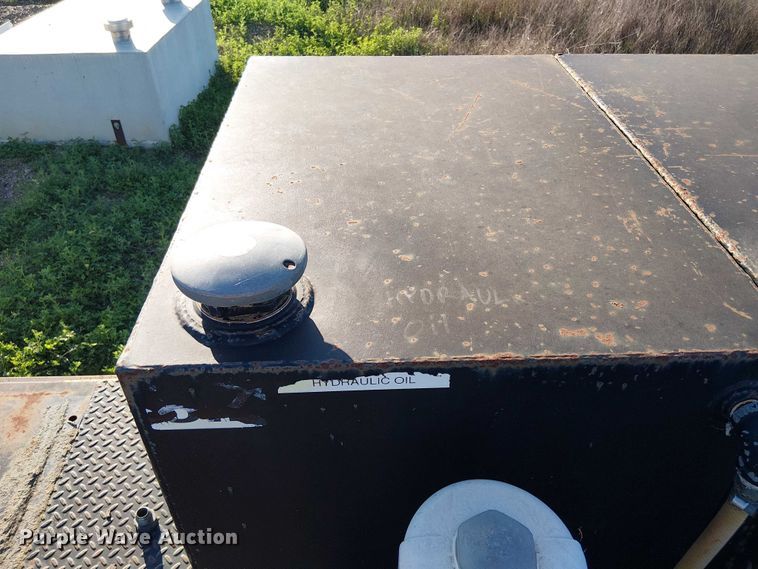 image for item DU3048 2001 Chevrolet C7500 fuel / lube truck