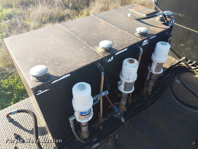 image for item DU3048 2001 Chevrolet C7500 fuel / lube truck