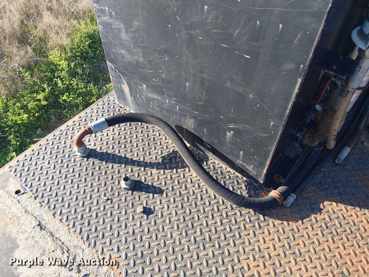 image for item DU3048 2001 Chevrolet C7500 fuel / lube truck