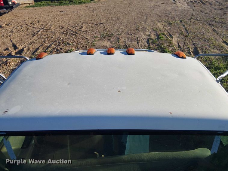 image for item DU3048 2001 Chevrolet C7500 fuel / lube truck