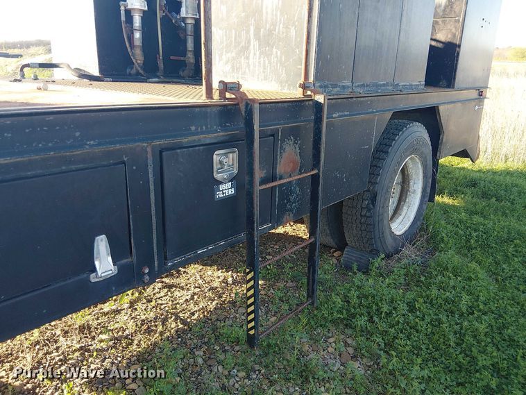 image for item DU3048 2001 Chevrolet C7500 fuel / lube truck