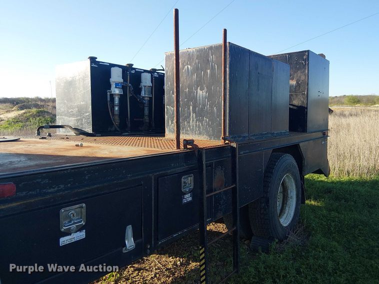 image for item DU3048 2001 Chevrolet C7500 fuel / lube truck