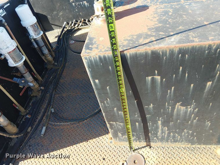 image for item DU3048 2001 Chevrolet C7500 fuel / lube truck