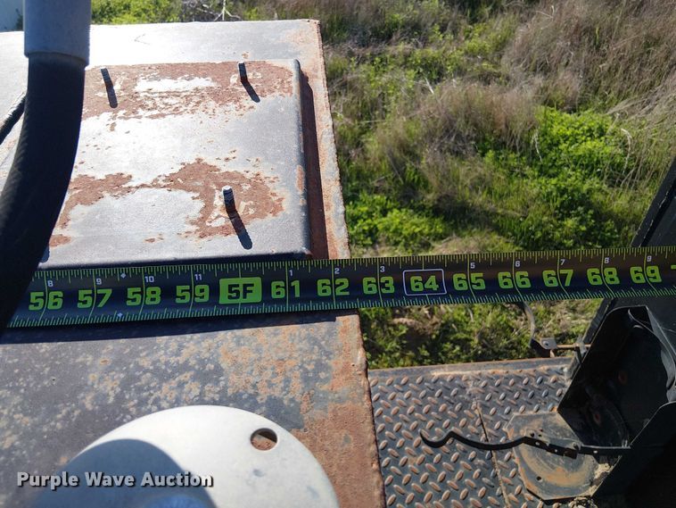 image for item DU3048 2001 Chevrolet C7500 fuel / lube truck