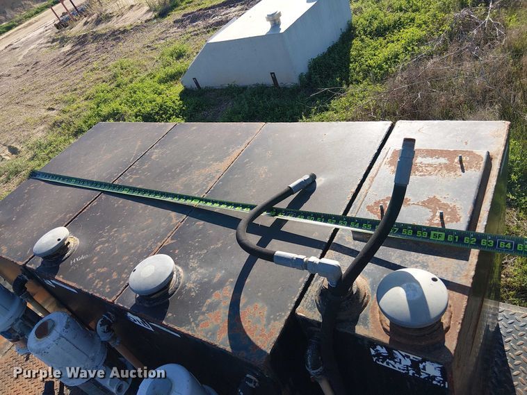 image for item DU3048 2001 Chevrolet C7500 fuel / lube truck