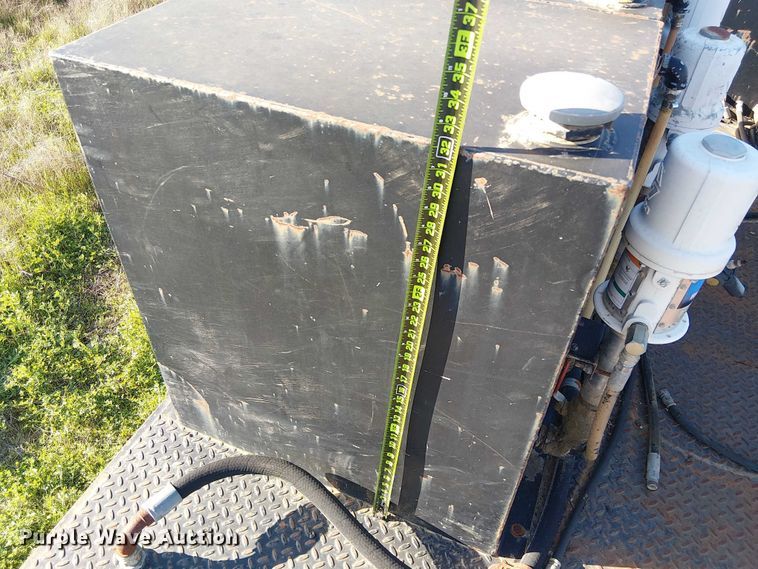 image for item DU3048 2001 Chevrolet C7500 fuel / lube truck